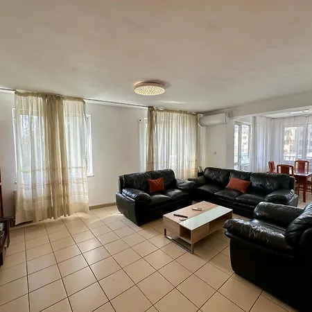 Central District 3 Bedroom Place Apartmán *