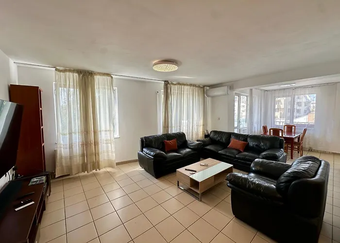 Central District 3 Bedroom Place Apartmán *